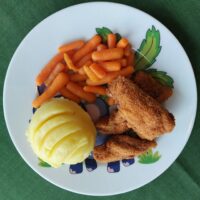 Bajeczne paluszki drobiowe z ziemniakami i mini marchewką