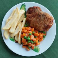 Chrupiący filecik “ZŁOTA RYBKA” z frytkami i marchewką z groszkiem